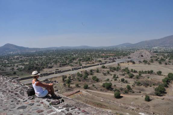 Do alto da Pirâmide do Sol, admirando a Pirâmide da Lua, em Teotihuacán, ao norte da Cidade do México